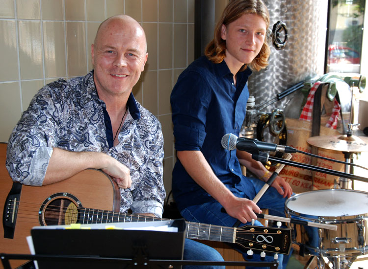 Die Musiker - Gitarre und Percussion