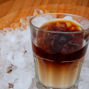 Cold Brew mit India Little Flower Kaffee, Eiswürfel und gesüßter Milch