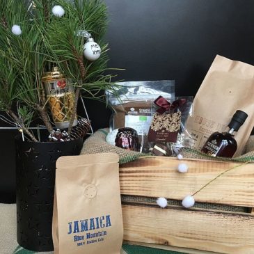 Holzkiste mit Kaffeegeschenken zu Weihnachten