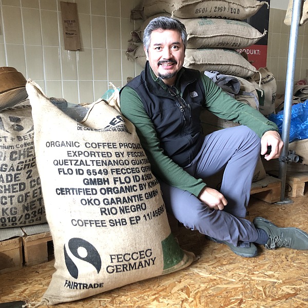 Oscar von FECCEG neben einem Sack Rohkaffee aus Guatemala